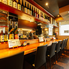 カウンターは7席ご用意しています。一人でも気軽に立ち寄れます♪深く座れるため、長時間の滞在でも疲れにくいです。厨房との距離が近く、料理に対するこだわりや厨房スタッフとの会話も楽しめます♪明るい雰囲気の中で、リラックスしながら素敵な時間をお過ごしください。