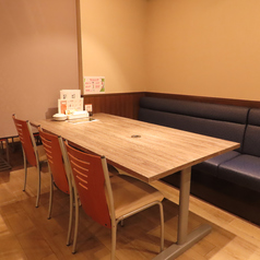 4名様から6名様で利用で広々と使えるテーブル席