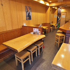 お一人様でも気兼ねなく楽しめるカウンター席では、炭火の香りと臨場感を満喫できます。グループ利用に最適な木製テーブル席は、アットホームな雰囲気で賑やかな宴会にぴったり。シーンに合わせてお好きなお席をお選びください。