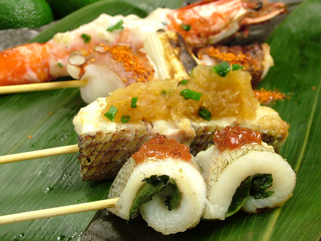 鮮魚を串打ちにして、炭火焼で！！活カンパチさっと炙って塩とレモン、活真鯛おろしポン酢など多数！