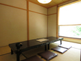 2F完全個室のお部屋。窓からは耳納連山の眺めが見えます。
