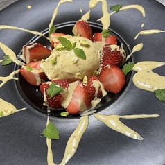 苺とブラータチーズのカプレーゼ