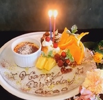 お誕生日やお祝いにサプライズのスペシャルデザートの盛り合わせを♪