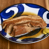 じっくり煮込んだ角煮など絶品沖縄料理を堪能する満足感