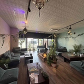 シーシャエリアはシーシャ、電子タバコ可。テーブルはリフトアップ機能があり、PC作業も快適！お席に電源もありますので、昼下がりにシーシャを楽しみながらPCでお仕事される方のご利用も多いです。