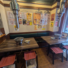 4名様席が7卓、6名様席が1卓、2名様席が2卓ございます。