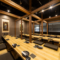 大人数でのご宴会にも対応可能。落ち着いた空間で快適にお過ごしいただけます。