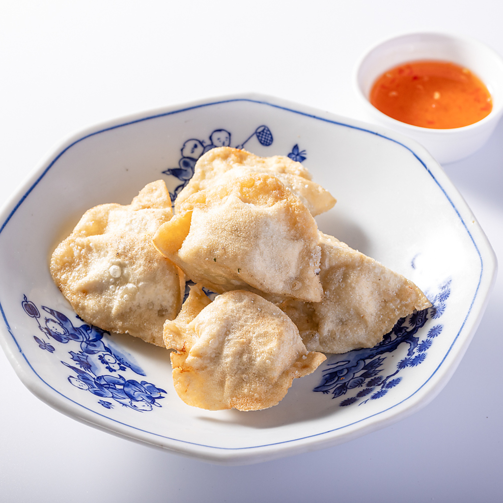 しっかり練り上げ作る皮と秘伝調合の肉餡やタレが美味しさの秘訣！