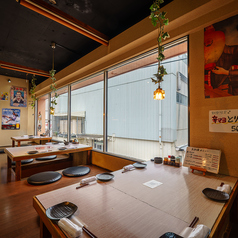 2名様用のお座敷席です。しっぽり語らいながら飲みたい方やデート等に◎ゆっくり過ごすことができます。人気メニューの炭火焼や一品料理も豊富にご用意していますので、ぜひ楽しんでください！元気なスタッフがお出迎えいたします♪素敵な時間をお過ごしください。