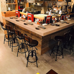 【カウンター席（L字型全5席）】揚げたての串を目の前で楽しめるライブ感のある席。お一5様にも人気。