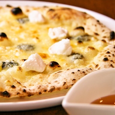 ピッツァ 【〜4種のチーズの〜クアトロフォルマッジ】の写真