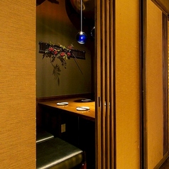 当店ではカップルのお客様向けのカップルシートもご用意しております♪2～4名様でご利用いただける、ゆったりとした和モダンな空間でごゆっくりとお寛ぎくださいませ◎デートやディナーにおすすめの少人数用完全個室席は席数が限られているのでご予約はお早めに!!
