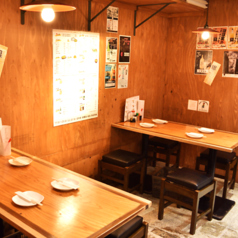 様々なシーンでご利用いただける4人テーブルもございます。宴会や女子会、飲み会などにもぴったりなお席です！