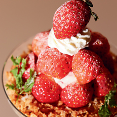 苺のミルフィーユパフェの写真