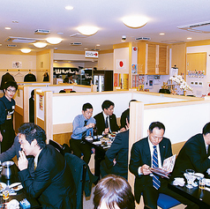 ワンフロアの広いお店で、仕切りで区切られたテーブル席でございます。消毒液の設置、定時消毒、間隔を開けたお席のご案内にも十分配慮し、営業しております。 また店内に喫煙ルーム完備しております。