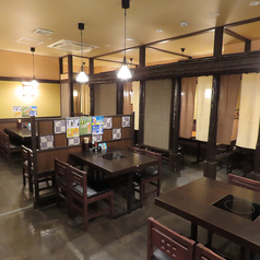【貸切・大型宴会に最適】新宿での大人数のお集まりや会社宴会、打ち上げに!和の趣溢れる開放的な空間を丸ごと貸し切りでご利用いただけます。周りを気にせず、自慢の博多もつ鍋と九州料理を囲みながら賑やかな楽しいひとときを。人数やレイアウトのご相談もお気軽にお問い合わせください。