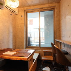 【貸切　12×1 (禁煙)】当店では、最大12名様までご利用いただける貸切をご用意しております。プライベートな空間で、特別な集まりやイベントをお楽しみいただけます。ご友人やご家族、ビジネスの会合など、あらゆるシーンに対応可能となっております◎心に残るひとときを演出します。お気軽にお問い合わせください♪