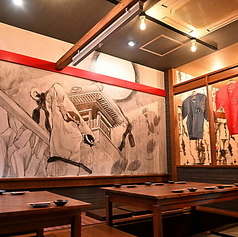 掘りごたつ席は、心地よい温もりに包まれた落ち着いた空間です。ゆったりとした姿勢でお食事を楽しめるため、友人や家族との特別な時間に最適です。和の雰囲気を感じながら、美味しい料理と共にリラックスしたひとときをお過ごしください。大切な集まりや宴会にもぴったりな席です！