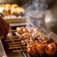 遠赤外線の特長は焼く材料の表面だけでなく、中の方へ熱が入っていくため強い火で焼いても表面が、焦げずに早く焼けるのです。また短時間で焼け、材料のうま味や水分を逃がさず美味しく柔らかく焼く事が出来ます。さらに炎が出ないため黒こげになりにくく、風味を出し、苦味がでません。