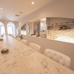 当店にはカウンター席もご用意しておりますので、一人でゆったりとランチやカフェタイムを楽しむのにぴったりです。オシャレな内装に囲まれながら、美味しい料理やスイーツ、ドリンクを心ゆくまでご堪能いただけます。リラックスした雰囲気の中、自分だけの特別なひとときをお過ごしください。