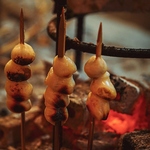 甘味の白玉抹茶ぜんざい。白玉を原始焼きに