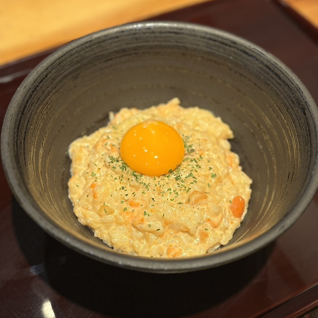 濃厚なクリームにサーモンの旨味が溶け込み、黄金の卵黄を絡めていただく、至福のリゾットです！
