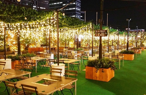 西新宿の高層ビル群の夜景を見ながら屋外でビールを飲むことができる開放感♪