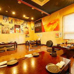 当店3Fは座敷となっており、最大30名規模と最大12名規模の宴会個室がございます。広々としたスペースで、友人や同僚と盛り上がることができます。またプロジェクターも設置予定なのでイベントの打ち上げや、結婚式の2次会等で映像を投影したいという方もお気軽にご相談下さい。