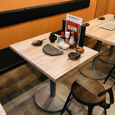 【2名専用テーブル席】コンパクトながらゆったり。デートやさっと食べたい方にもぴったり。