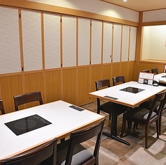 個室指定時要席料。TVモニター。隣席と繋げて最大36席。常時禁煙。