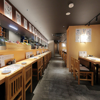 ゆったりとくつろげる落ち着いた雰囲気の店内◎