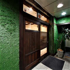 隠れ家な入り口♪店内は常連さんで賑わっています♪個室も多数♪