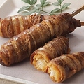 料理メニュー写真 肉巻きおにぎり　香の物付き