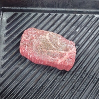 奥出雲の黒毛和牛をミディアムレアに丁寧に網焼き！