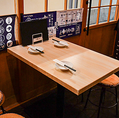 4名がけの可愛いテーブル、サイドテーブルを繋げると狭くなりますが6名様まで可能