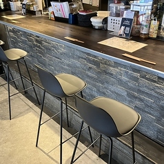 キッチンとの距離が近く、調理の音や香りを楽しめる特等席です♪お一人様でのサク飲みや、カップルでのご利用に最適◎スタッフとの会話を楽しみながら、10分100円(税込)の飲み放題を片手に、自分だけの贅沢な時間を過ごせます。