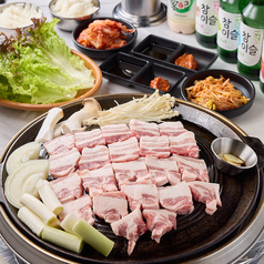 肉厚ジューシーなサムギョプサルを堪能。