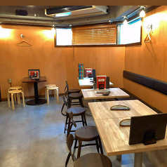 複数のソファ席をつなげて使用可能。グループ利用や女子会にも最適。