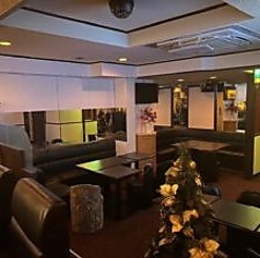 貸切は、時間を忘れてプライベートな空間で仲間との楽しいひとときを満喫できます。周りを気にせずリラックスした雰囲気の中で、友人や仲間と楽しむのに最適で、心地よい時間を過ごすことができます。