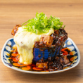 【定番からSNS映えまで！バラエティ豊富な絶品料理】王道の居酒屋メニューはもちろん、見た目も楽しいイマドキのトレンドメニューまで幅広く取り揃え！コスパ抜群の「食べ飲み放題」でのご利用はもちろん、お好きなものを自由に頼める単品注文も大歓迎です★ぜひお気に入りの味を見つけてみてください♪