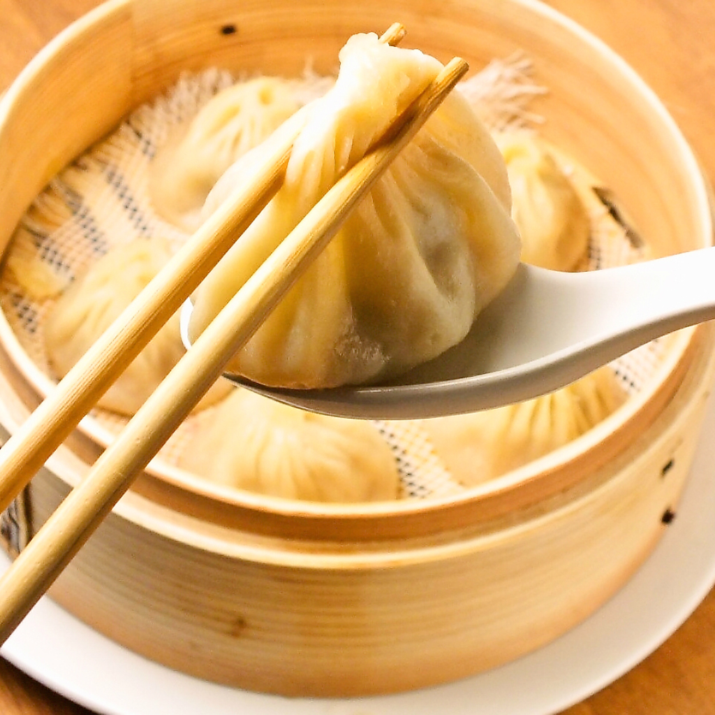 大人気の小龍包は極薄皮の中に旨味たっぷりの肉汁が。是非一度ご賞味ください。