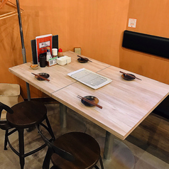 テーブル席（約20席）2～4名で利用しやすいテーブルを複数配置。レイアウト変更も可能。