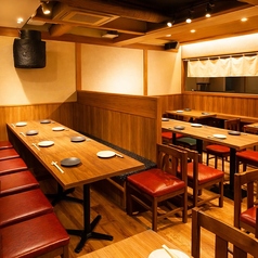 テーブル席に加えて、カウンター席もございますので、お一人様のサク飲みにも最適です。また、最大80名様まで対応可能な貸切での歓送迎会や誕生日会、宴会など、大人数でのご利用も大歓迎です!喫煙可能なエリアもご用意しておりますので、食べ放題・飲み放題と共に、自慢の料理や美味しいお酒を味わいを!