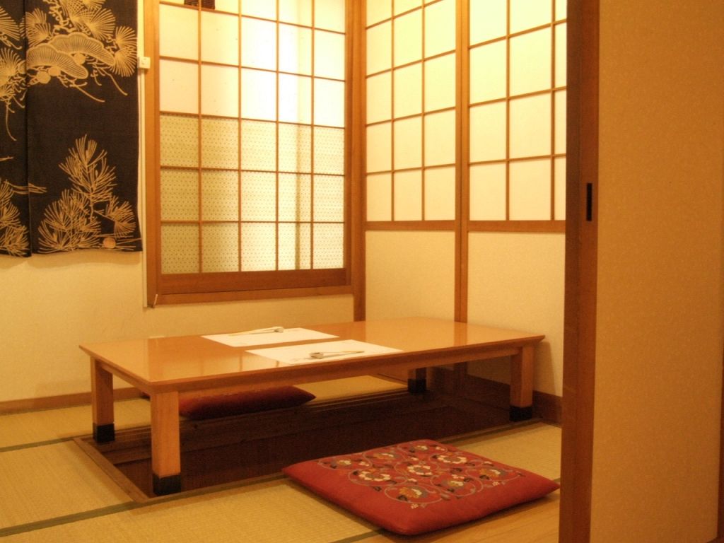 2名の掘りごたつ席。ゆったりとお食事を楽しめます。女子会にもぴったり！飲み放題付で4500円～