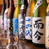 厳選された焼酎と日本酒を豊富に取り揃え、日本の伝統的なお酒文化をお楽しみいただけます。吟味された銘柄や個性豊かな蔵元の逸品が揃っており、一杯一杯に職人の熱意とこだわりが詰まっています。芋、麦、米等の異なる原料から生まれる焼酎は、その風味や香りが幅広く、日本酒も吟醸酒から大吟醸までバラエティ豊かです。