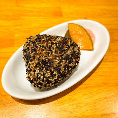 ごまと出汁醤油香る焼きおにぎり