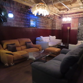 広々としたソファー席