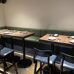 ゆったりと配置されたテーブル席は、お喋りを楽しみたい女子会にぴったりです。「旬野菜のバーニャカウダ」など、彩り豊かなシェアメニューを囲めば気分も上がります。ソファー付きの席でリラックスして過ごせます。