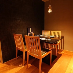 3階には4名様までご利用いただけるテーブル席をご用意しております。店内奥のスペースに一席のみ設けた、プライベート感のある半個室です。こちらのお席は空間に余裕があり、お席を離れる際のわずらわしさもなく、ゆったりとお過ごしいただけます。急遽決まった宴会や、久しぶりに会う旧友との飲み会などにも、ぜひどうぞ。