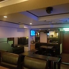 当店のテーブル席は、訪日外国人や観光客にも非常に人気があります。アットホームな空間で、お酒を存分に楽しんだり、カラオケを歌ったり、懐かしい遊びを楽しんだりすることができます。